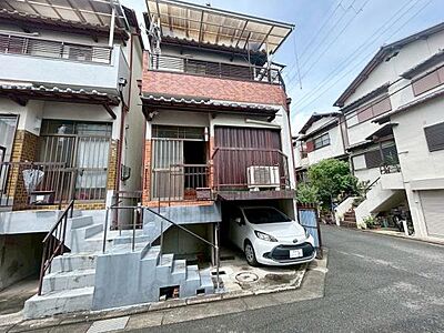 外観:駐車スペースが建物下にあり雨の日も車の乗り降りが安心です。レンガ調の外壁がアクセントになっています。バルコニー付きの二階建てで通風や日当たりにも配慮されています。周囲は落ち着いた住宅街の雰囲気です。 外観:駐車スペースが建物下にあり雨の日も車の乗り降りが安心です。レンガ調の外壁がアクセントになっています。バルコニー付きの二階建てで通風や日当たりにも配慮されています。周囲は落ち着いた住宅街の雰囲気です。