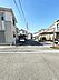 その他：前面道路含む現地写真。前面道路は広めで車の出し入れもスムーズです。周囲には整然とした住まいが並んでおり安心感があります。電線もすっきりと整備されています。