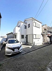 外観:白を基調とした外観が清潔感を演出しています。窓が多く明るさを感じる建物です。敷地内に駐車スペースがあり利便性が高いです。周囲との適度な距離感も魅力の一つです。 外観:白を基調とした外観が清潔感を演出しています。窓が多く明るさを感じる建物です。敷地内に駐車スペースがあり利便性が高いです。周囲との適度な距離感も魅力の一つです。