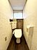 トイレ：ナチュラルな色合いの床と壁が落ち着いたトイレ空間を演出しています。窓から光が入り明るい印象です。
