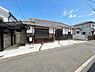 その他：趣のある外観が特徴の住宅で落ち着いた街並みに調和しています。前面道路は広々としており車の出入りもスムーズに行えます。駐車スペースも確保されていますのでお車をお持ちの方にも便利です。