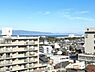 その他：バルコニーから広がる眺望が開放的な空間を演出します。遠くに山並みと海が見え視界が抜けた印象です。周囲に高い建物が少なく晴れた日には青空がよく映えます。建物や街並みが一望でき見晴らしが良好です。