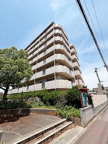 存在感のある外観が目を引く建物です。植栽が敷地を囲み周囲との調和を感じます。開放感のある空が広がる環境です。共用部分の管理にも配慮されています。ゆとりある敷地で快適に過ごせます。