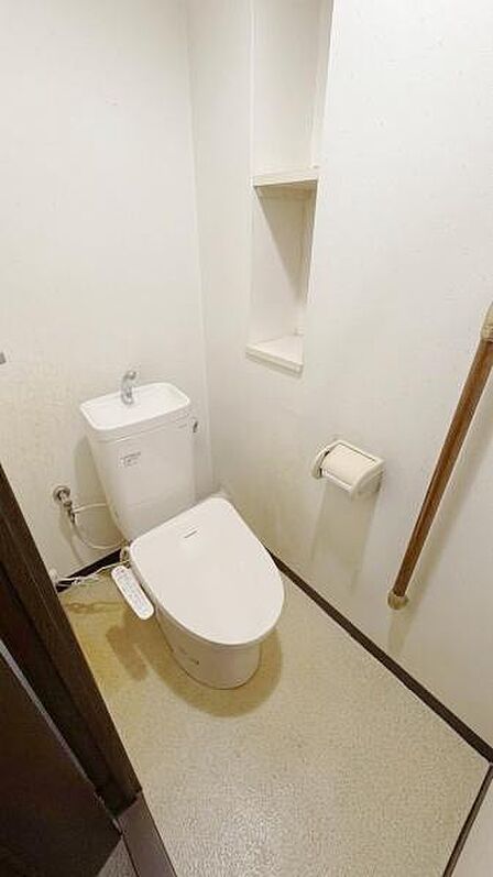 【一部AIモノ消し済み・実際の室内状況優先】シンプルで使いやすいトイレ空間です。壁の手すりが設置されているため安心してご利用いただけます。