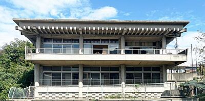 外観:存在感のある堂々とした外観が魅力です。しっかりとした構造で安心感を与えます。南向きで日当たりも良好です。 外観:存在感のある堂々とした外観が魅力です。しっかりとした構造で安心感を与えます。南向きで日当たりも良好です。