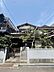 その他：趣のある佇まいが魅力的な住宅です。門構えから続く小道や緑豊かな植栽が落ち着いた印象を与えます。二階建ての外観と伝統的な屋根が特徴的です。通りからの視線も程よく遮られています。