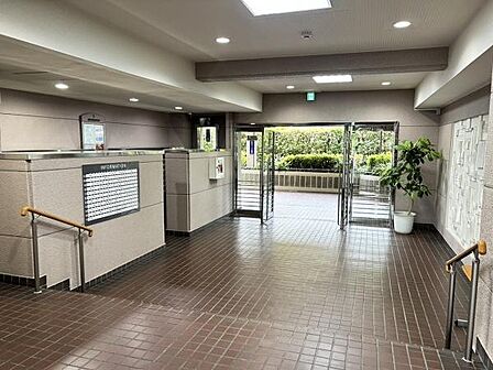明るく広いエントランス