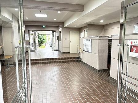 明るく広いエントランス