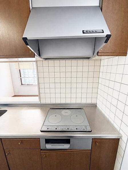 【一部AIモノ消し済み・実際の室内状況優先】シンプルで機能的なキッチン空間です。IHクッキングヒーターが設置されておりお手入れも簡単です。換気扇が使いやすい位置にあり快適に調理ができます。
