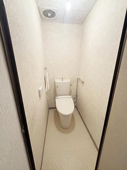 【一部AIモノ消し済み・実際の室内状況優先】シンプルで清潔感のあるトイレ空間です。換気設備が設置されているため快適にご利用いただけます。