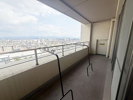 広々としたバルコニーからは遠くまで見渡せる景色が楽しめます。ゆったりとしたスペースがあり開放感を感じられます。屋根付きで天候の変化にも対応しやすいです。室外機やお手入れ用のスペースも確保されています。
