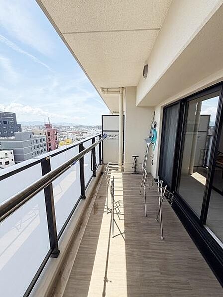 広々としたバルコニーが特徴で開放感あふれる空間です。高層階のため眺望がよく周辺の景色を楽しめます。スライド式の大きな窓とのつながりがあり室内からもアクセスしやすい設計です。