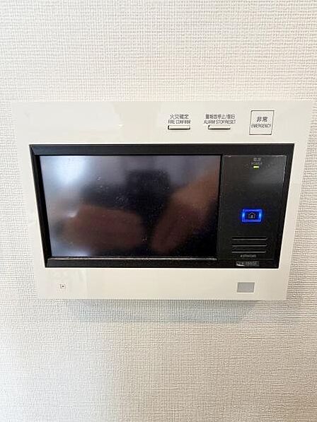 スタイリッシュなデザインのモニター付きインターホンを設置しています。来訪者の確認がしやすく操作も直感的に行いやすい設備です。安心感のある機能が備わっていますので日々の生活も便利です。