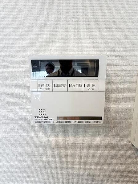 壁に設置された操作パネルがシンプルなデザインですっきりとした印象です。機能が分かりやすくボタンが整理されています。インターホンや床暖房などの操作が一括で可能です。
