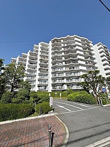 外観：堂々とした外観が印象的なマンションです。白を基調としたデザインが明るい雰囲気を演出しています。敷地内には緑も多く手入れされた植栽が建物を引き立てます。