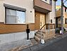 玄関：屋根付きの玄関で雨の日のお出かけやお荷物の多い日の出入りもスムーズに！玄関ドアを雨風から守ります。