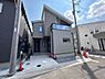 その他：石目調の外壁が重厚感を演出するエントランス。天井の木目デザインが温かみを添え、広めの玄関ポーチとスタイリッシュな玄関ドアが上質な印象を与えます。