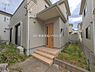 その他：しっかりとした屋根付きの玄関ポーチです！雨の日でも濡れにくく、傘を差したりベビーカーを畳んだり、お子様の身支度を落ち着いて整えられます。天候を気にせずゆったり出入りできる、ご家族にやさしい設計です