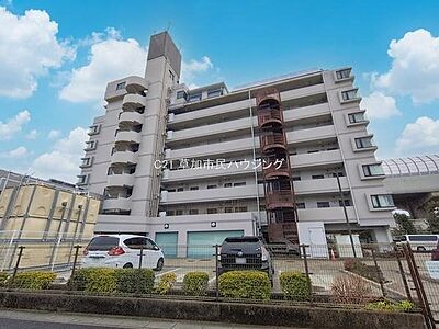 外観:落ち着いた佇まいが印象的なマンション。周囲の街並みにも自然となじむ外観です。 外観:落ち着いた佇まいが印象的なマンション。周囲の街並みにも自然となじむ外観です。