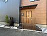 その他：玄関の左右に階段を設けた、動線にも配慮されたアプローチ。縦格子を取り入れることで、デザイン性を高めながら外からの視線にも配慮した玄関まわりです。