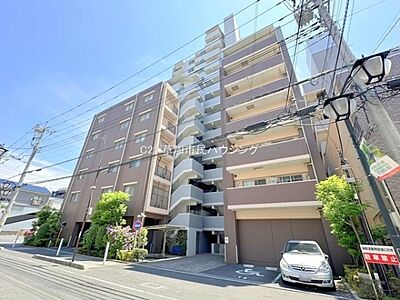 外観：草加駅まで徒歩3分！大切なペットと一緒に暮らせるマンションです(細則あり)！「資料請求」ボタンより、お気軽にお問い合わせください！