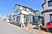 洗練された外観が目を引く住宅です。日差しをたっぷりと取り込む設計が魅力的です。住宅街の一角に位置しながら開放感のある佇まいです。手入れの行き届いた間口もポイントです。