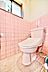トイレ：優しいピンクのタイルが施されたトイレは柔らかな雰囲気を感じさせます。窓から差し込む自然光が心地よい空間を演出。機能的で使いやすい配置がされています。清潔感あふれる空間が毎日の利用を快適にします。