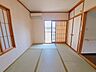 和室：伝統的な日本文化とモダンなライフスタイルを融合させる和室。畳の感触や香りが、日常のストレスを和らげ、リフレッシュされた気持ちで新たな一日を迎えることができます。  