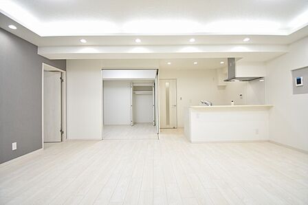 家族が食事するダイニングスペースをキッチンから見渡せる設計に。お料理をしながら家族とのコミュニケーションが増えそうな予感。