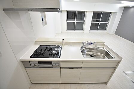 お料理をしながらリビングの家族やゲストとの会話が楽しめるカウンタータイプのキッチン。毎日のお料理を楽しく快適に。