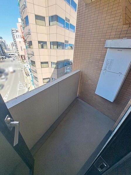 日々の忙しさやストレスから離れ、バルコニーで静かに深呼吸、心が穏やかになります。