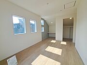 実際に室内をご見学頂くと生活のイメージが広がると思います。家具を置いたイメージや窓からの景色など。周辺で販売に出している物件も一緒にまとめてご見学頂き、比較する事もできます。
