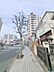 外観：街並みに馴染む落ち着いた佇まい 