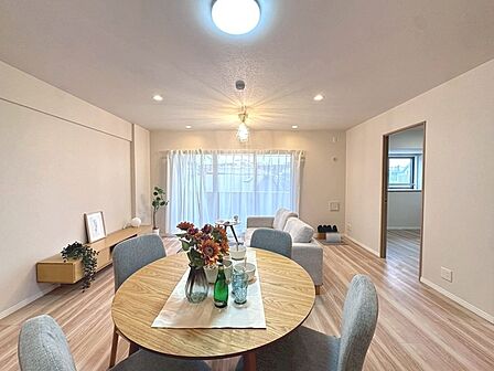 実際に室内をご見学頂くと生活のイメージが広がります。家具を置いたイメージや窓からの景色など、現地で体感ください。 