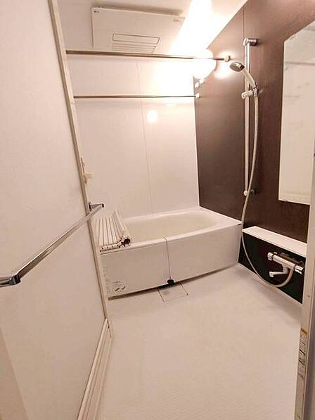 一日の疲れを癒してくれるゆったりとしたバスルームです。