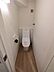 トイレ：階段下を有効活用したトイレスペース。 便座はもちろんウォシュレット。  