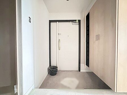 玄関は家の第一印象を左右する重要な場所。ほどよい広さとスタイリッシュな色遣いが印象的です。