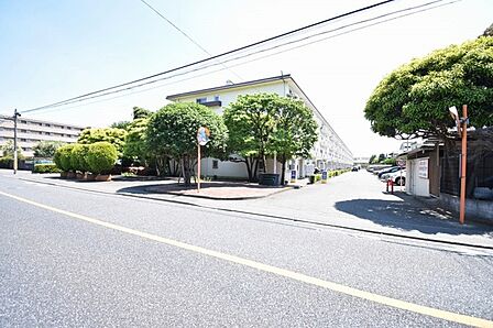 周辺の街並みの中で適度な主張、生活に溶け込むシンプルなデザインの外観が魅力のマンションです。