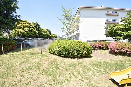 自然に恵まれた豊かな緑と美しいロケーションが特徴です。穏やかな暮らしやリラックスした健康的な生活が送れそう。日々の喧騒から離れ、自然に囲まれた癒しの場所はいかがでしょうか。