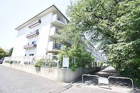 自然に恵まれた豊かな緑と美しいロケーションが特徴です。穏やかな暮らしやリラックスした健康的な生活が送れそう。日々の喧騒から離れ、自然に囲まれた癒しの場所はいかがでしょうか。