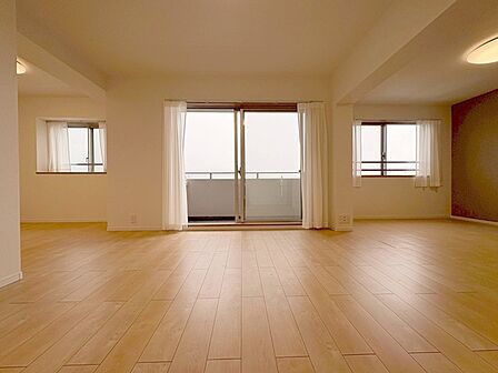 家族の集まるリビングは気持ちの良い自然光が差し込む団欒空間。室内のご見学予約も随時、受付中ですのでお気軽にお問合せください。 
