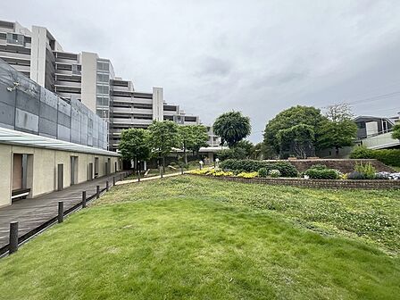 自然に恵まれた豊かな緑と美しいロケーションが特徴です。穏やかな暮らしやリラックスした健康的な生活が送れそう。日々の喧騒から離れ、自然に囲まれた癒しの場所はいかがでしょうか。