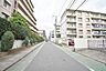 外観：周辺は住宅が建ち並ぶ閑静な住宅街です。 