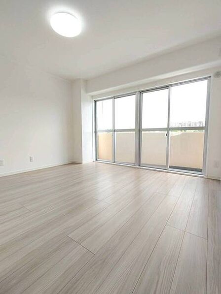 家族が一番集まる場所だから広々としつつも素敵な空間であって欲しい。みんながくつろぐリビングからキッチンまでが一つの空間のように繋がる間取り。