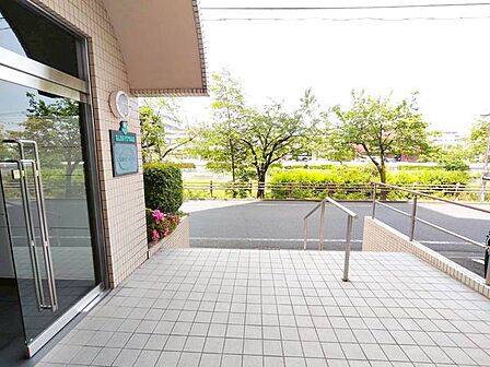 広々とした雰囲気のマンションの入り口エントランス
