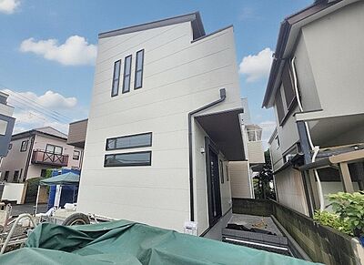 外観：周辺の街並みの中で適度な主張、生活に溶け込むシンプルなデザインの外観が魅力の一戸建です。 