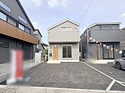 周辺の街並みの中で適度な主張、生活に溶け込むシンプルなデザインの外観が魅力の一戸建です。 