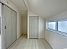 洋室：勾配天井の2階のお部屋。この勾配の角度がお洒落な雰囲気を感じさせてくれます。 