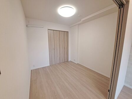 スマートなデザインと賢い収納が生活を快適にします。広々とした雰囲気を演出する工夫が施され、生活空間の魅力を引き出します。
