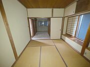 畳の香りと柔らかな光がリラックスした空間を作ります。 